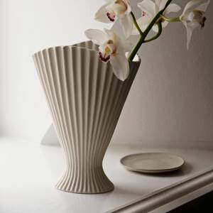 ferm LIVING Váza Fontána, biela, výška 30,5 cm, keramika