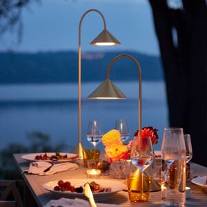 LED stojacia lampa FRANDSEN Grasp, mosadzná farba, výška 72 cm