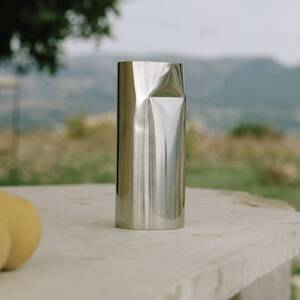 New Works karafa Pleat, 0,9 l, nerezová oceľ, zrkadlová