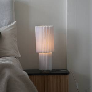 Markslöjd Stolová lampa Catis, biela, výška 45 cm, textil, E27